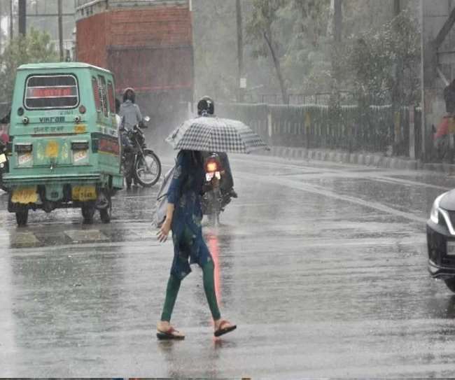 हल्की से मध्यम तीव्रता के साथ गरज के साथ बारिश होगी।