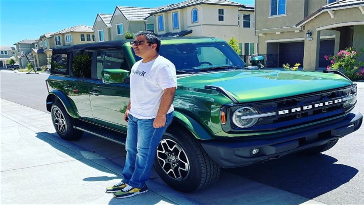 ashneer grover funny video shark tank india co judge ashneer grover posed standing on the car gone viral