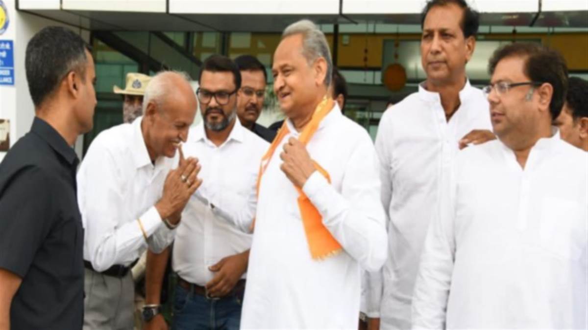 राज्यसभा चुनाव: छह विधायकों के साथ उदयपुर पहुंचे सीएम गहलोत। फोटो इंटरनेट मीडिया