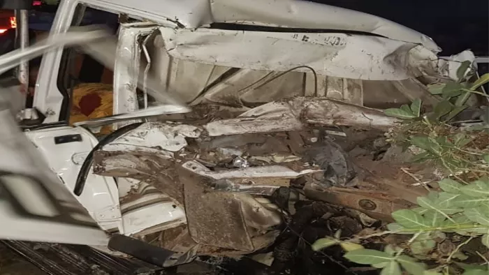 Bahraich Accident News: बहराइच में जायरीनों से भरे दो वाहन ट्रक से भिड़े।