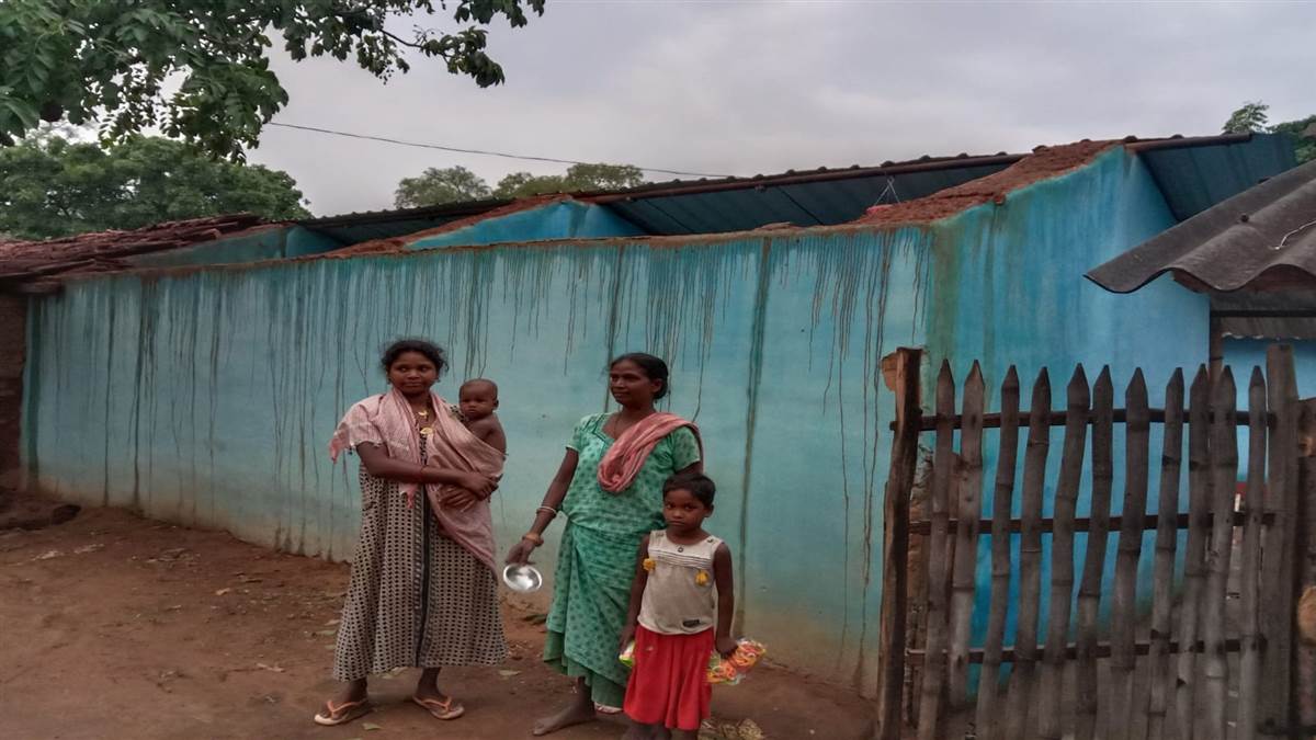 chaibasa news many houses were damaged in the cyclonic storm that came on saturday roof was snatched from the heads of many