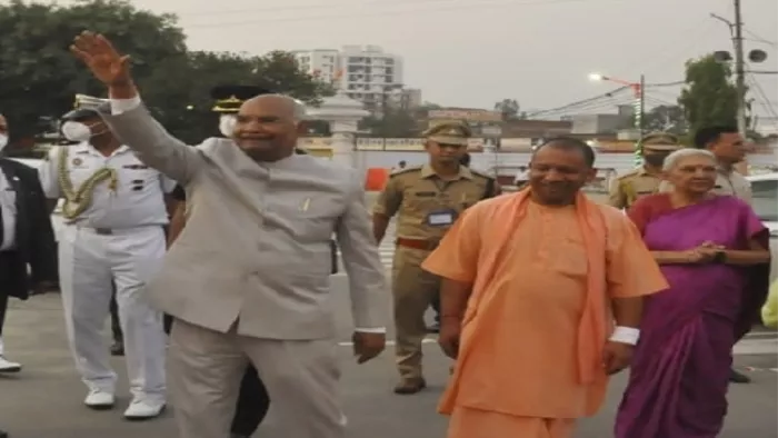 गोरखपुर में लोगों का अभिवादन स्वीकार करते राष्ट्रपति रामनाथ कोविंद। - जागरण