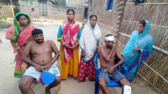 बरहड़वा बड़तल्ला बसन्तपुर गांव में अपने स्वजनों के साथ रामसुंदर रमानी और रामरूप रमानी व अन्य।