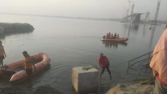 लापता गार्ड की तलाश में SDRF की टीम खोजबीन अभियान में जुटी। जागरण