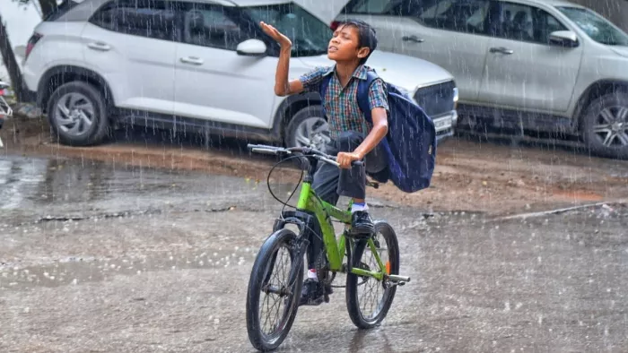 दिल्ली में आज भी छाए रहेंगे बादल, कई इलाकों में बूंदाबांदी की संभावना; छह डिग्री कम रहा अधिकतम तापमान