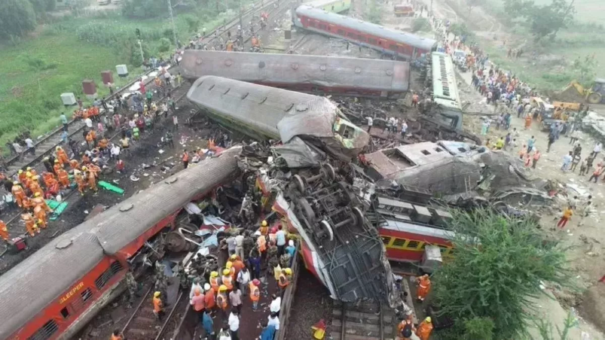 Odisha Train Accident: पटरियों पर बिखरी मिली प्रेम कविताएं, पढ़कर लोगों की आंखे हुई नम; सोशल मीडिया पर वायरल