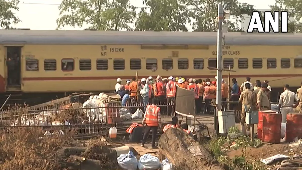 Video: बालेश्वर हादसे के तीन दिनों बाद ट्रैक से गुजरी पहली यात्री ट्रेन, सुचारू हुई रेल सेवा