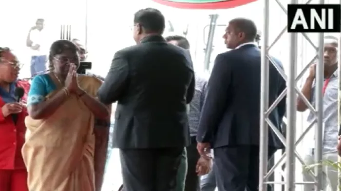 राष्ट्रपति द्रौपदी मुर्मू जोहान एडोल्फ पेंगल अंतरराष्ट्रीय हवाई अड्डे पर पहुंचीं।