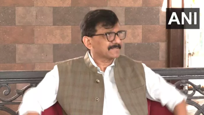 संजय राउत ने केद्र और एकनाथ शिंदे पर साधा निशाना
