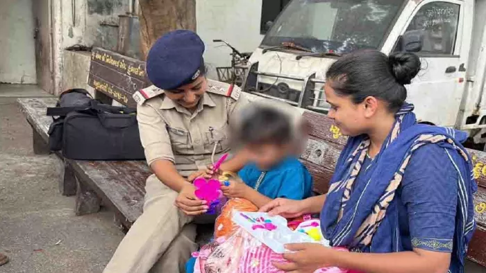 पुलिस ने आगे की जांच में खुलासा किया कि बच्ची की उम्र 6 साल है।