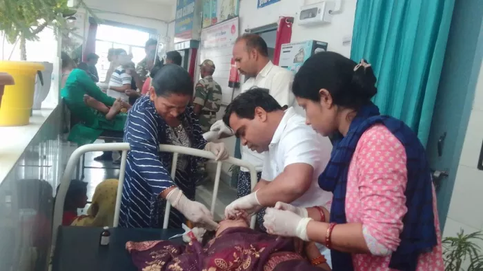 विजयीपुर-पगरा पथ पर ओवरलोड जीप पलटी, 19 लोग घायल