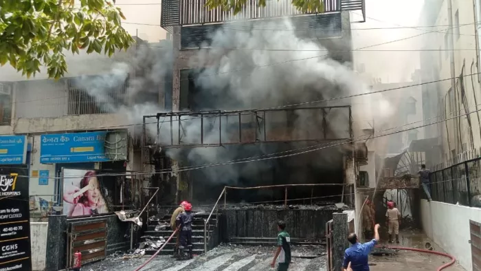 Delhi Fire: दिल्ली के लाजपत नगर के आई-7 अस्पताल में लगी भीषण आग, मौके पर  पहुंचीं दमकल की कई गाड़ियां - Massive fire broke out at I7 hospital in  Lajpat Nagar Delhi