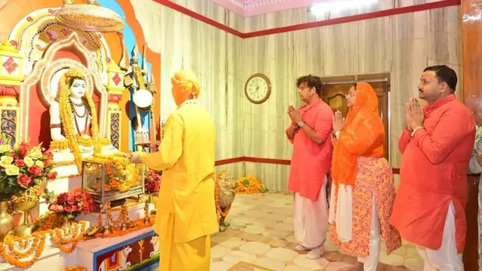 सांसद रवि किशन व पत्नी प्रीति जीत के बाद गुरु गोरखनाथ का दर्शन पूजन कर आशीर्वाद लिया।सौ.स्वयं