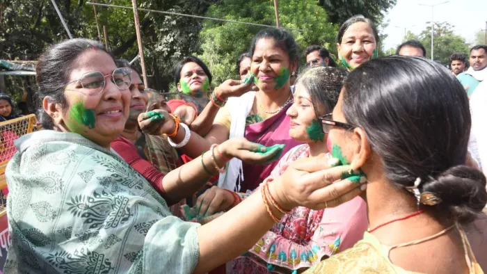 सीतापुर: कांग्रेस प्रत्याशी की जीत के बाद एक-दूसरे को गुलाल लगाकर खुशी मनातीं महिलाएं। जागरण