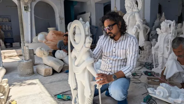 जयपुर में अपने प्रतिष्ठान में प्रतिमाओं का निर्माण करते मूर्तिकार सत्यनारायण पांडेय के पुत्र प्रशांत पांडेय। सौ. स्वयं