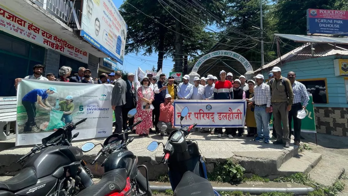 चंबा विश्व पर्यावरण दिवस पर डलहौजी में जागरूकता रैली, छात्रों ने लिया भाग, दुकानदारों को दिलाई शपथ