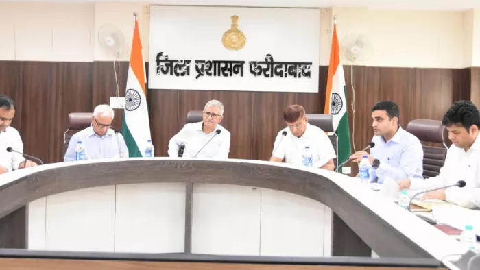 समन्वय बैठक में अधिकारियों से बात करते हुए शहरी विकास के प्रधान सलाहकार डीएस ढेसी। साै. DIPRO