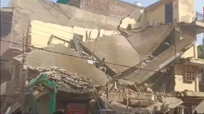 Delhi Building Collapse: दिल्ली के रोहिणी में मरम्मत के दौरान गिरी दो मंजिला इमारत, चार श्रमिक घायल - ncr Building Collapses in New Delhi Sai Baba Market Structure Fails