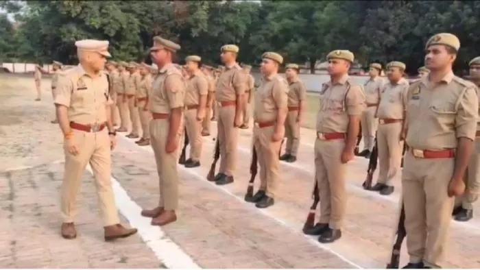 परेड कराकर उन्हें वजन कम कर स्मार्ट पुलिस कर्मी बनने का टास्क