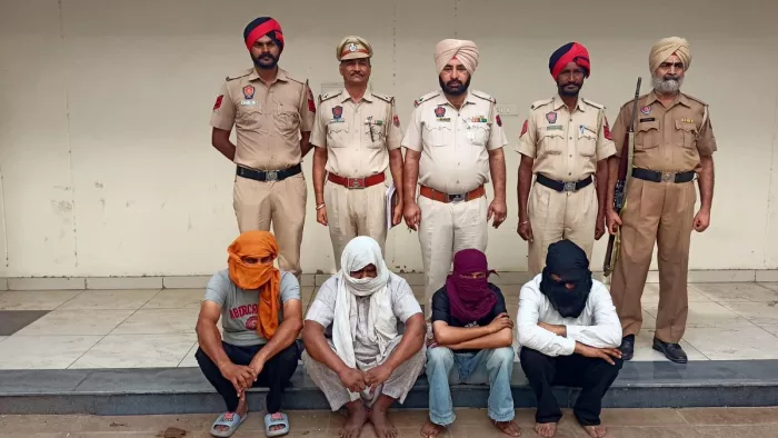 पुलिस के गिरफ्त में 2 महिलाओं समेत चार आरोपी।