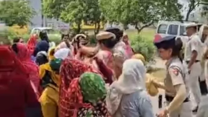 कूड़ा डालने निगम के वाहनों का महिलाओं ने किया विरोध, सड़क पर बैठी।