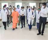 अस्पतालों में तैयारियों का जायजा ले रहे मुख्यमंत्री योगी आदित्यनाथ। फाइल