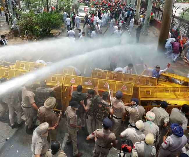 चंडीगढ़ में भाजयुमो कार्यकर्ताओं पर पानी की बौछार छोड़ती पुलिस। जागरण