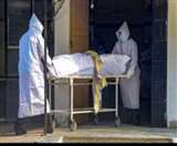 कोरोना मरीज को मौत के बाद शीतगृह ले जाते स्वास्थ्यकर्मी। सांकेतिक फोटो