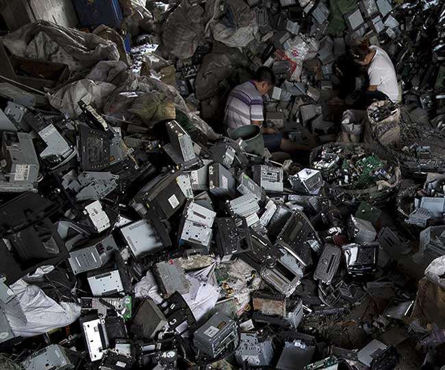 ई-कचरा के संग्रह और सुरक्षित निपटान की जिम्मेदारी ब्रांड मालिक की है।