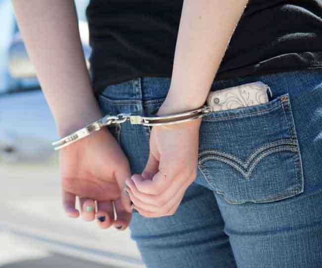 देवर के साथ मिलकर बेटे की हत्या करने के आरोप में महिला गिरफ्तार। फाइल फोटो