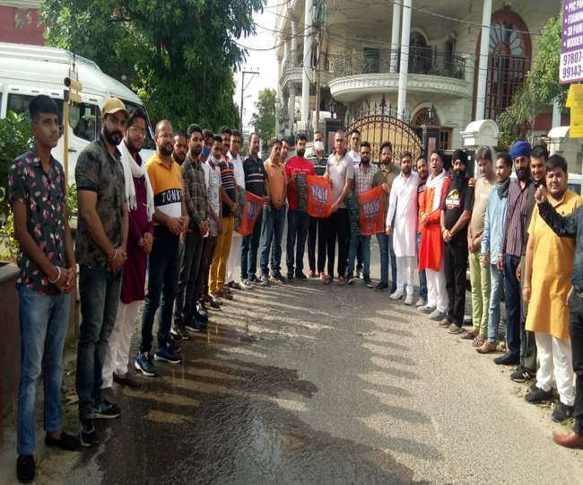 भाजयुमो के जिला प्रधान बलजीत प्रिंस के नेतृत्व में भी अलग-अलग जत्थे चंडीगढ़ के लिए निकल चुके हैं।