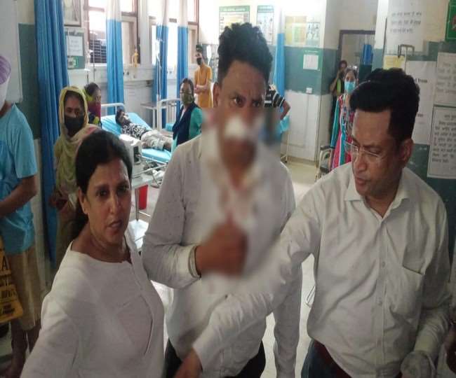 महानगर के कोर्ट कंपलेक्स में दो वकील भिड़ गए।