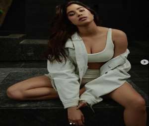 Janhvi Kapoor shared latest pictures, shows her glamorous look