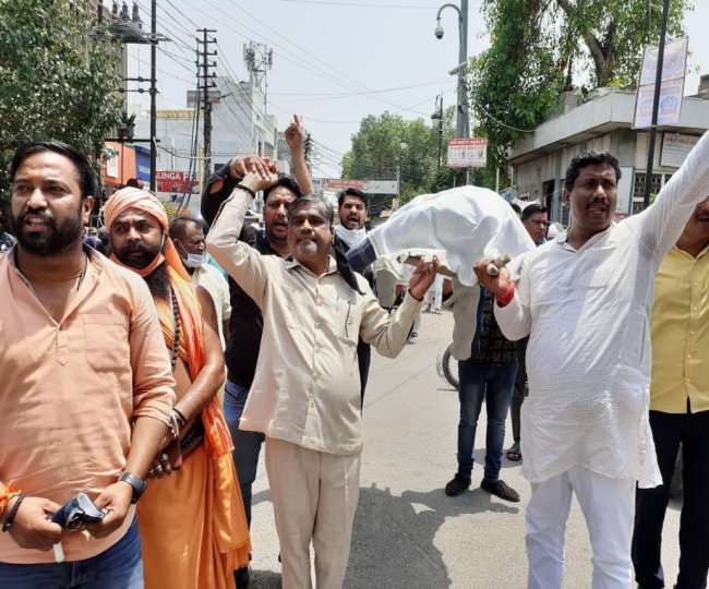 रास्ते में किया राकेश टिकैत के पुतले का अंतिम संस्कार