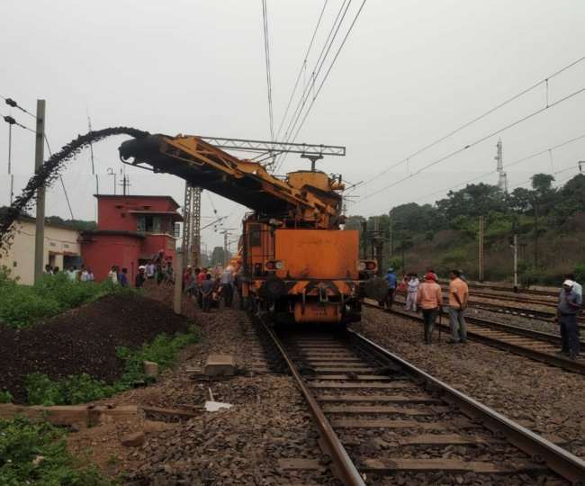 सेमी हाईस्पीड ट्रेन दौड़ाने के लिए झारखंड के कोडरमा में ट्रैकों को किया जा रहा दुरुस्त