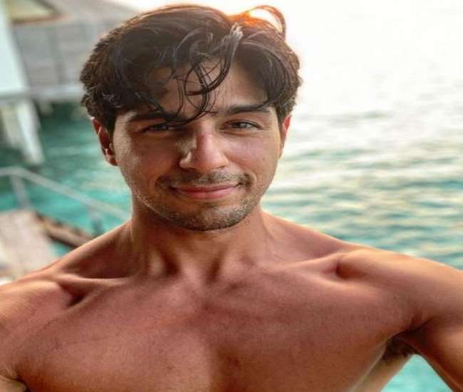 Sidharth Malhotra shared a throwback photo of vacation and asked the fans, 'Can you Sea me clearly now?'