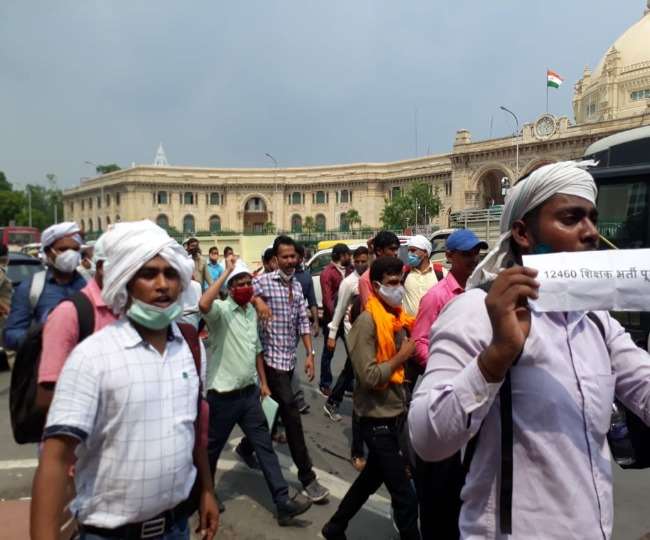 69000 सहायक अध्यापक भर्ती प्रकरण को लेकर लंबे समय से सरकार व अभ्यर्थियों में खींचतान चल रही है।
