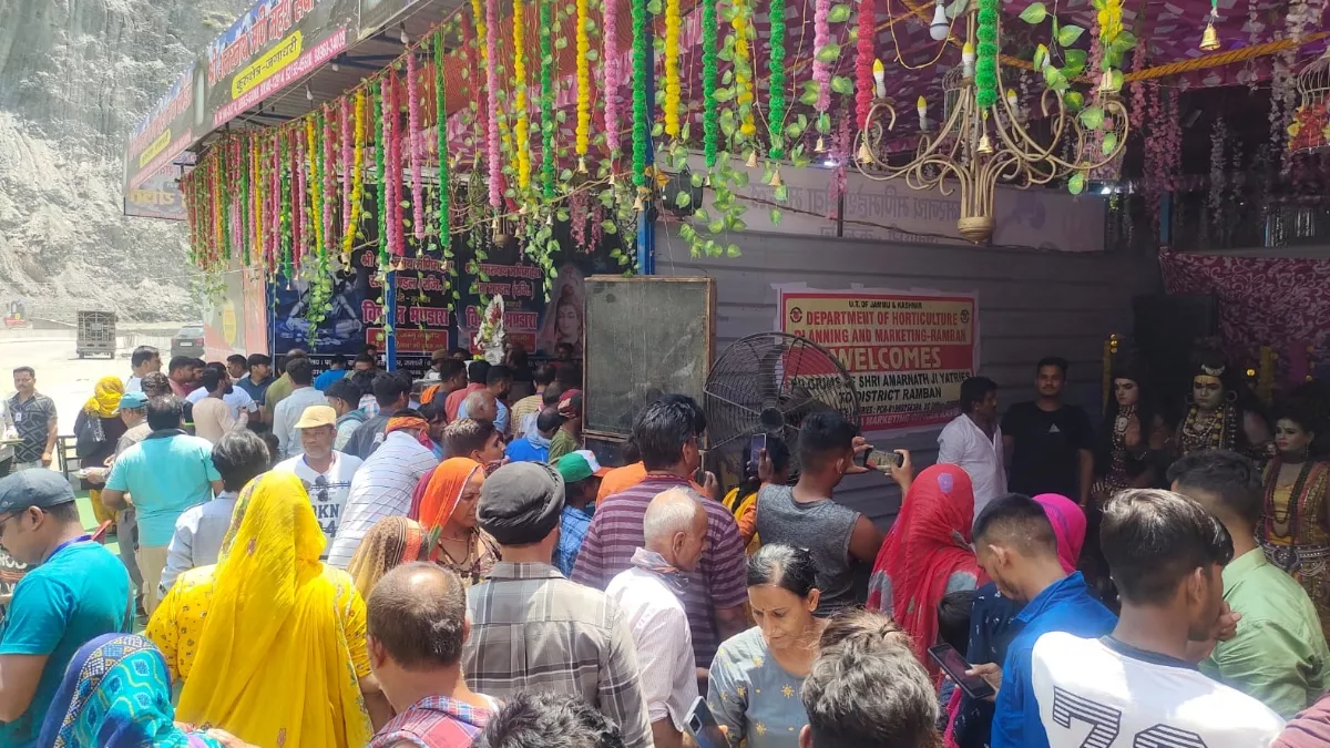 Amarnath Yatra: रामबण में इनकी सेवा को सलाम, मिठाई से लेकर ड्राइफ्रूट तक करवा रहे उपलब्ध