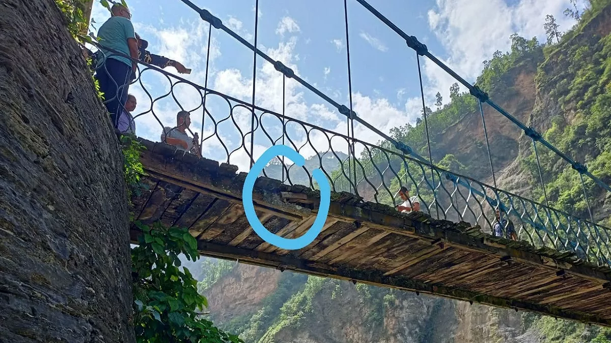 भारत नेपाल को जोड़ने वाला अंतरराष्ट्रीय झूला पुल क्षतिग्रस्त, आवागमन रोका गया