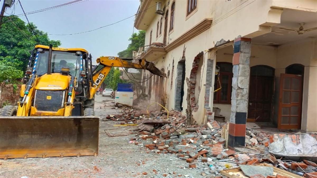 Bulldozer On Haji Iqbal Property सोमवार के बाद मंगलवार को भी हाजी इकबाल पर कार्रवाई जारी रही।