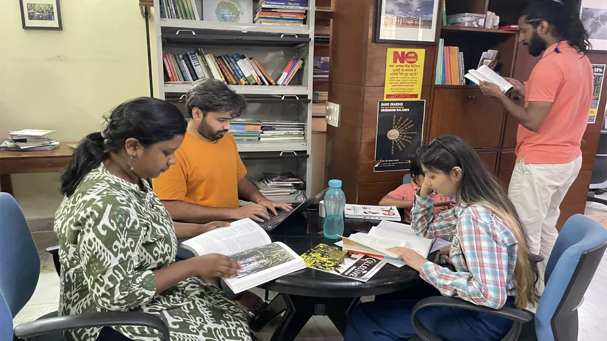 Climate Justice Library: दिल्ली के युवाओं ने किया कमाल, पर्यावरण से युद्ध में हथियार बन रही क्लाइमेट जस्टिस लाइब्रेरी