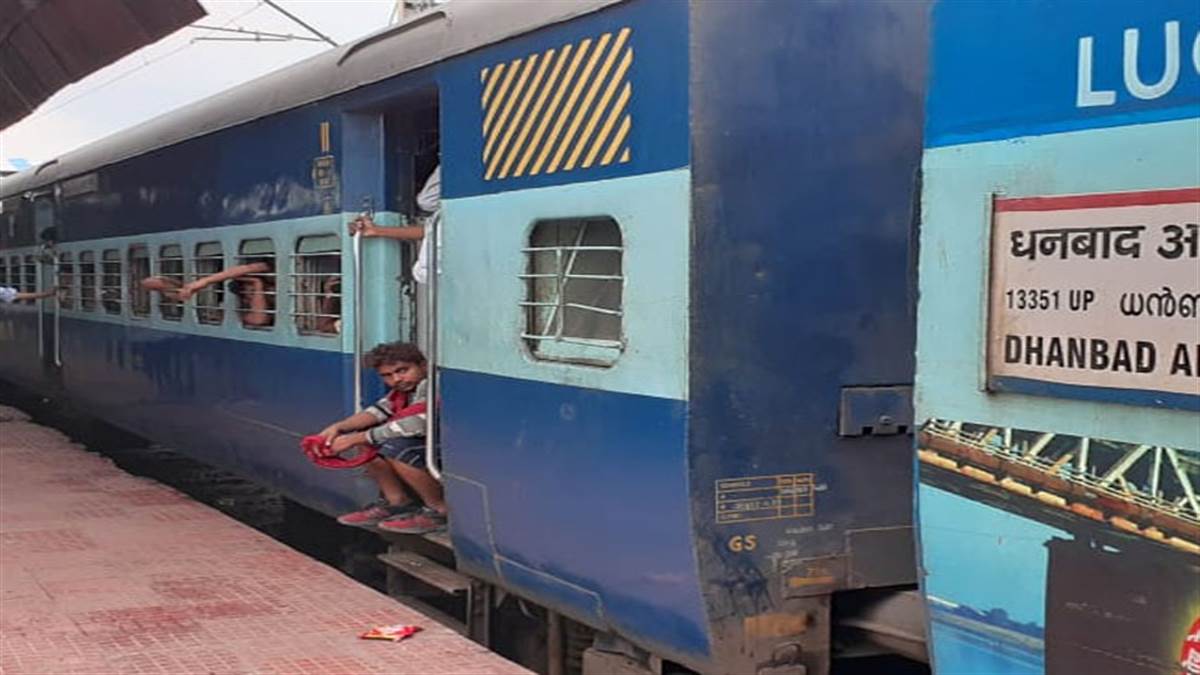 Indian Railways: वेल्‍लोर जाने वाले यात्रियों को झटका देगी रेलवे, अलेप्पी एक्सप्रेस में घटेंगे जनरल-स्लीपर कोच