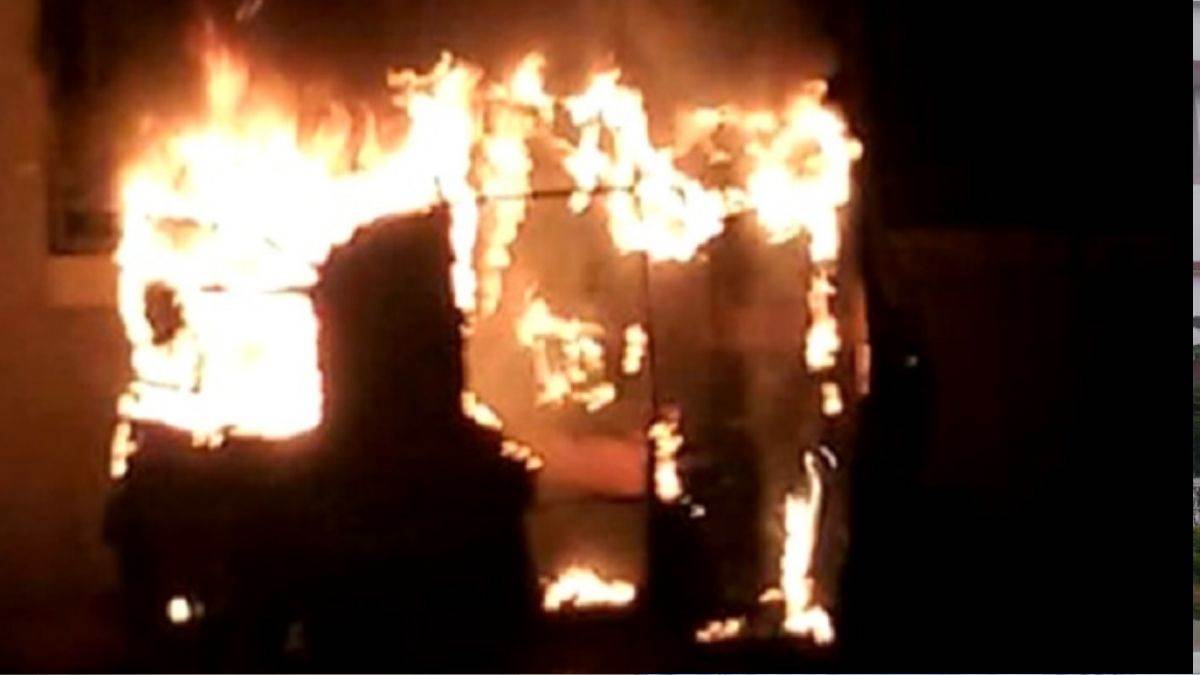 Jamshedpur News: आपसी विवाद में घर के बाहर खड़े ऑटो में लगाई आग।
