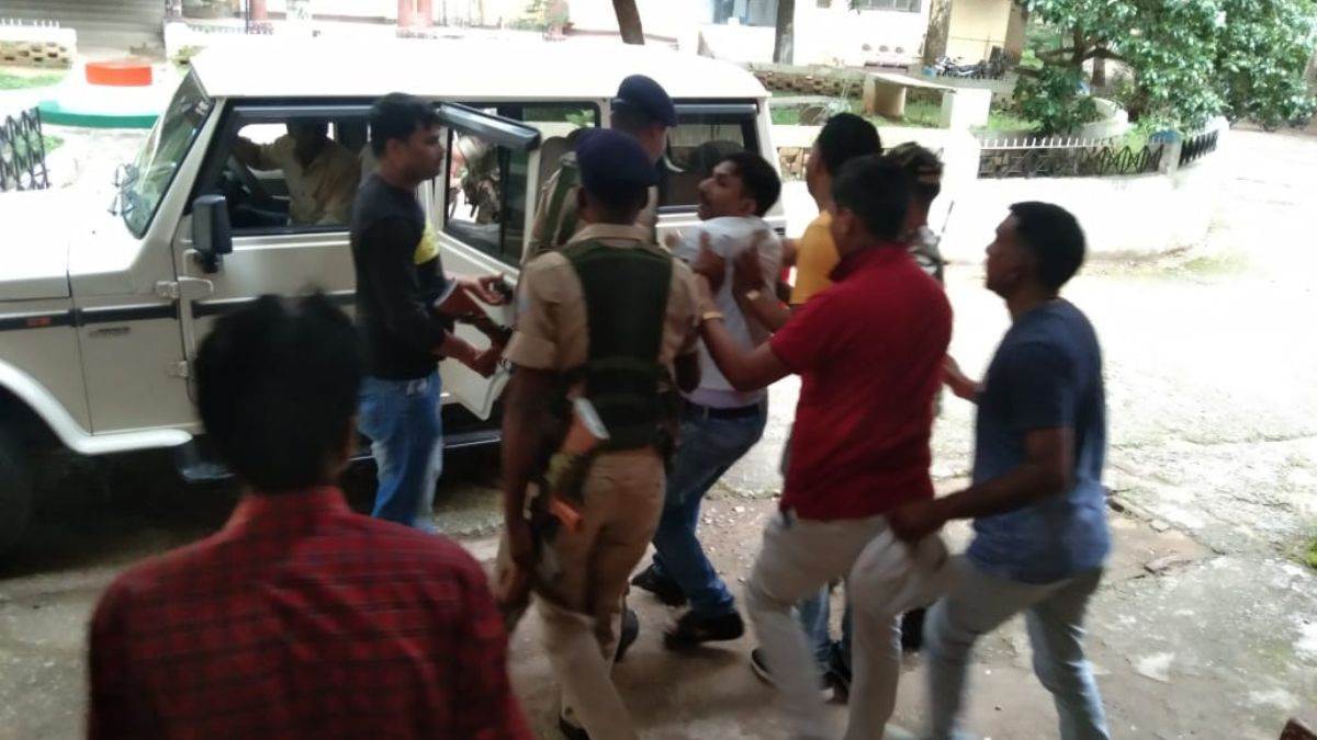 Jharkhand News: एसपी आफिस से धराया घूसखोर अकाउंटेंट... घसीटकर साथ ले गई एसीबी टीम