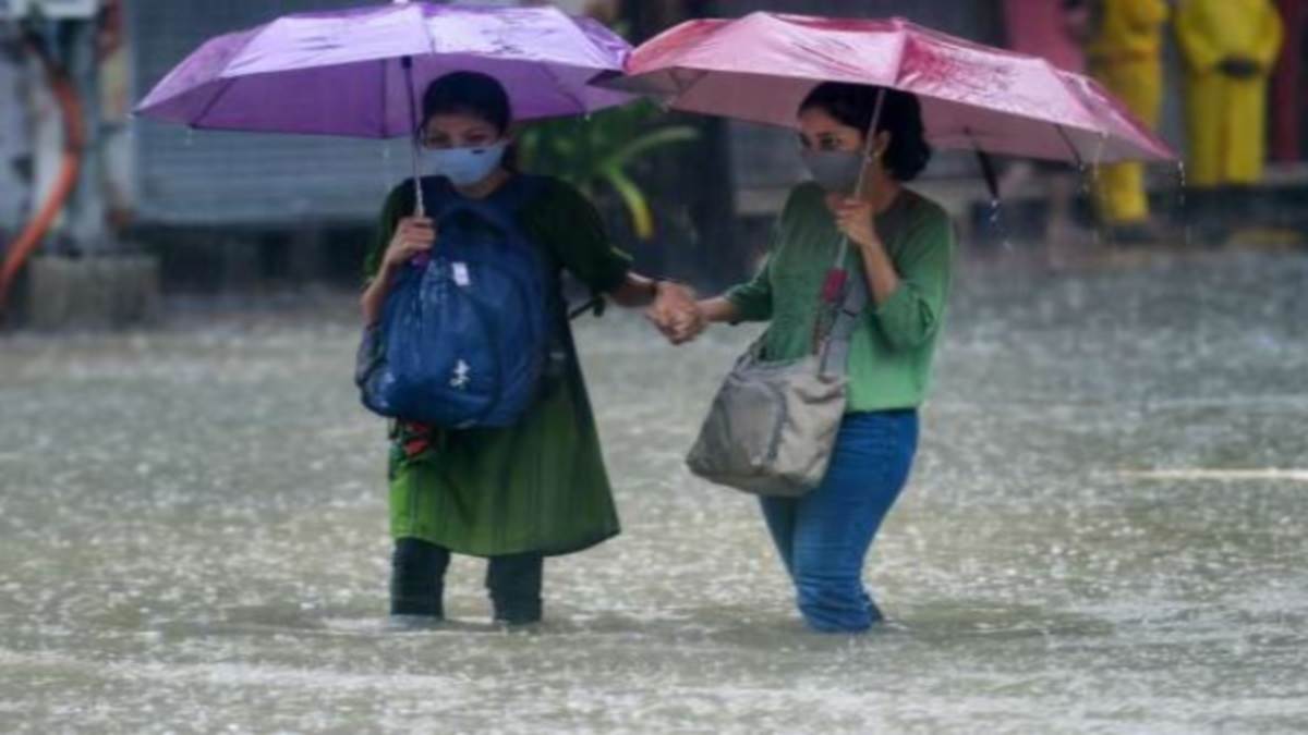 Mumbai Rain News: मुंबई में भारी बारिश का दौर शुरू हो चुका है।