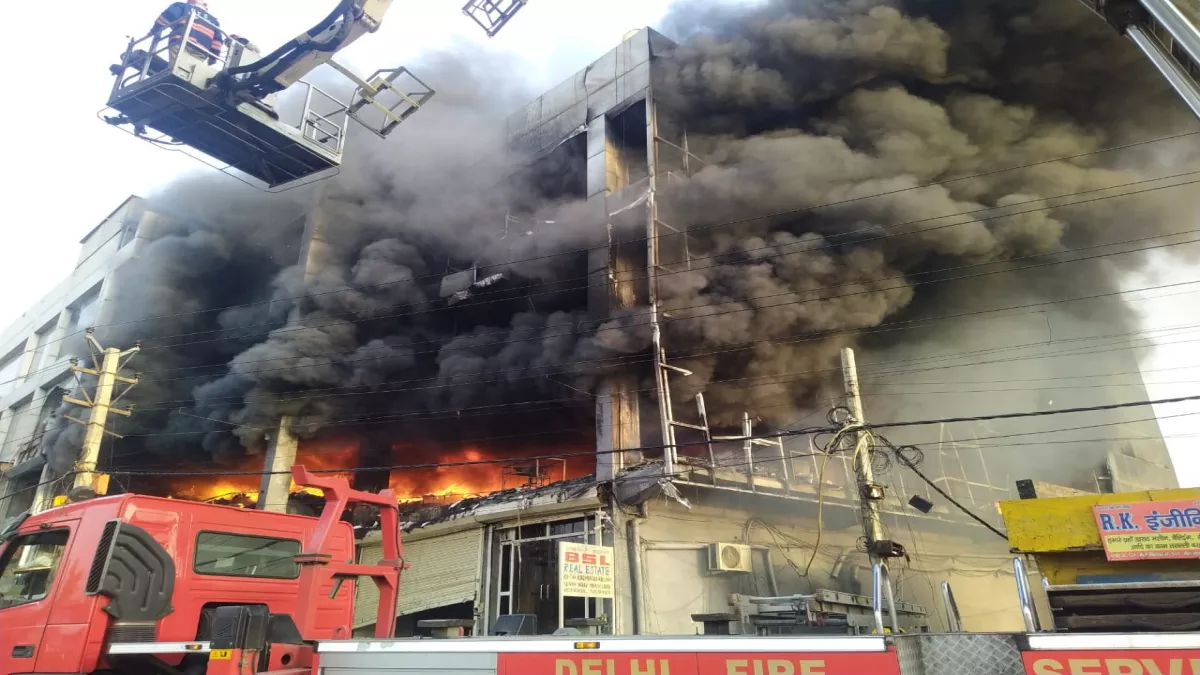 Mundka Fire Incident: फैक्ट्री मालिक की ओर से कई श्रम कानूनों और फैक्ट्री नियमों का उल्लंघन किया जाना बताया गया।