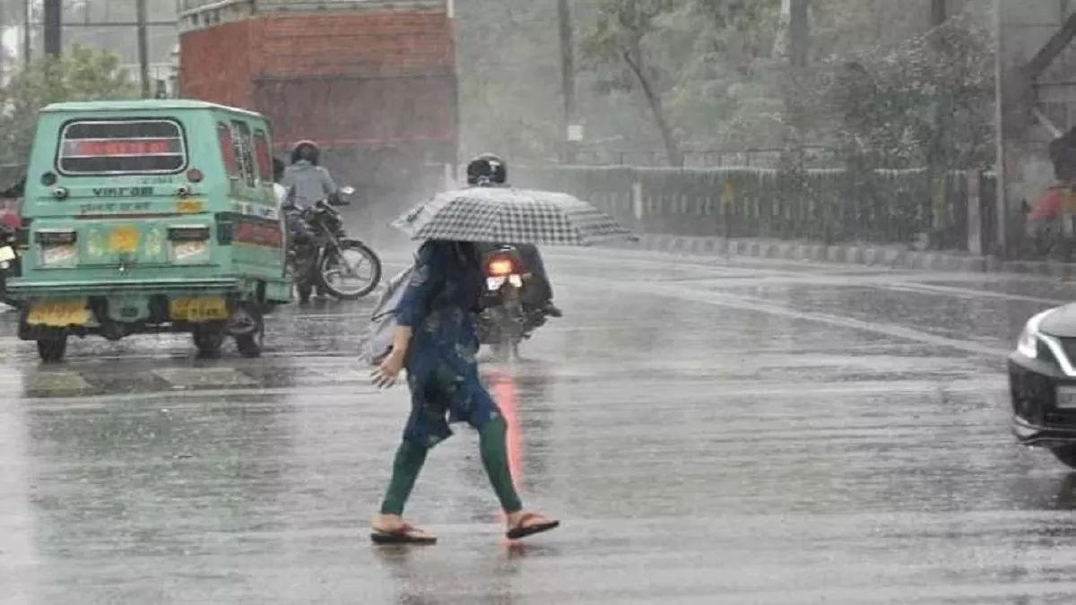 Delhi Weather News: दिल्ली वालों को उमस से राहत की उम्मीद, बुधवार को हो सकती है हल्की बारिश