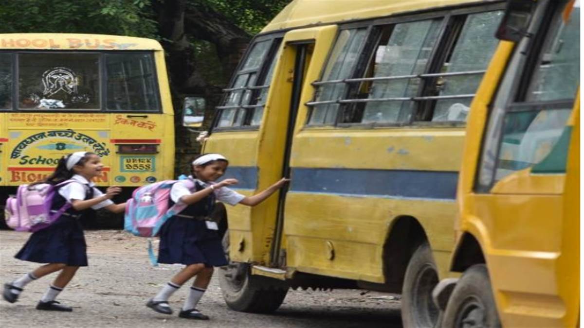 School Buses News मेरठ में बड़े पैमाने पर स्‍कूल बसें मानक के विपरीत चल रही हैं।