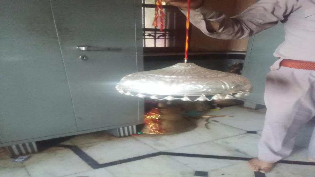 चिंतपूर्णी मंदिर में गंगानगर के श्रद्धालुओं ने चढ़ाया एक किलो 105 ग्राम चांदी का छत्र