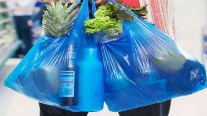 Single Use Plastic Ban: छोटे दुकानदार आमंत्रण पत्रों में लगने वाली पालीथिन चोरी-छिपे लगाकर बेचते दिखे।